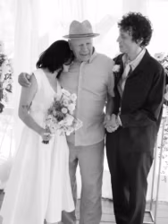Foto rara: Bruce Willis reaparece em foto no casamento da filha aos 71 anos