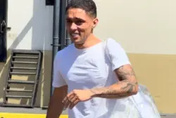 Buzeira ajoelha em frente a presídio após soltura e celebra