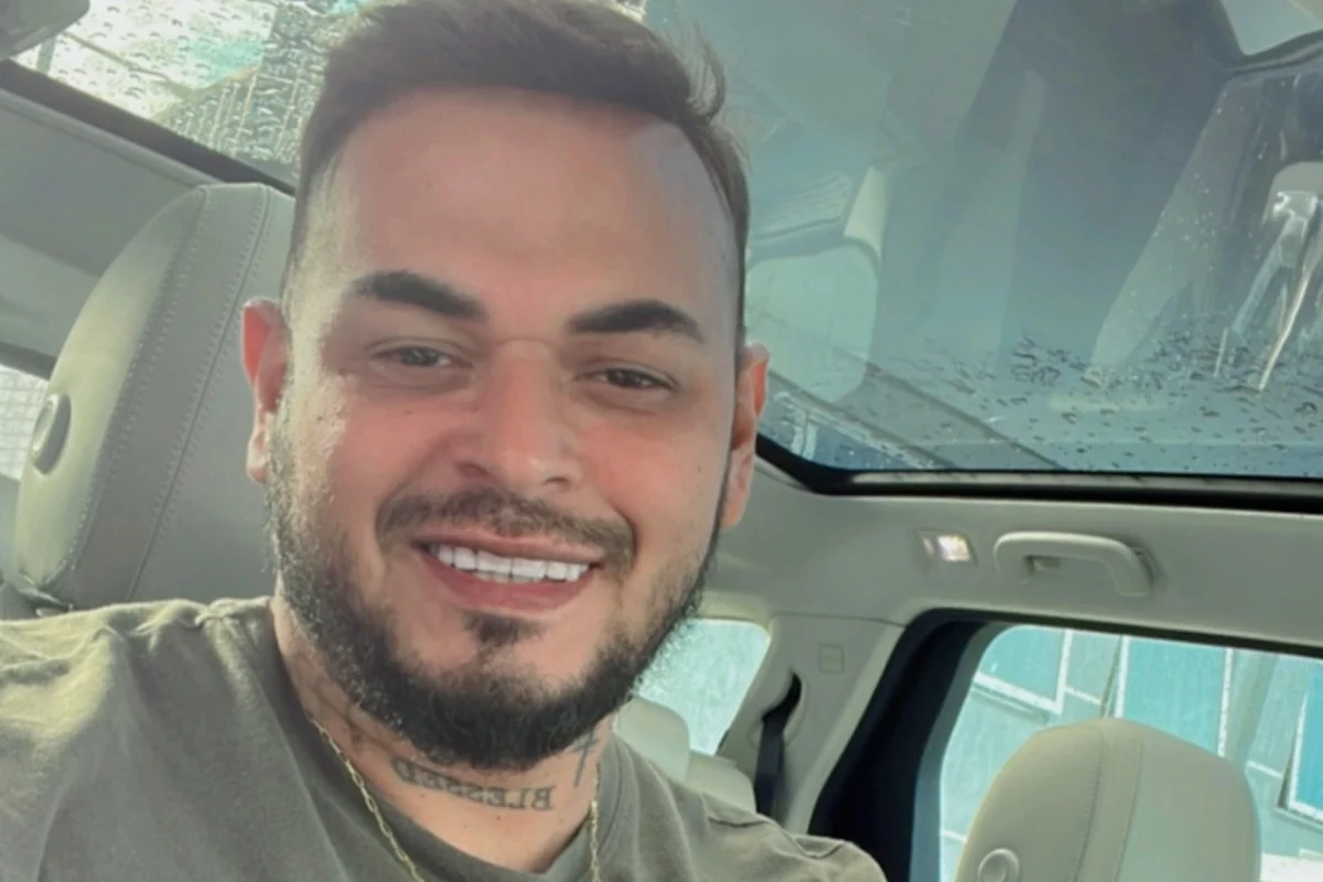 Cacau Jr., cantor e ex-padrasto de Lexa, é cotado em A Fazenda 18