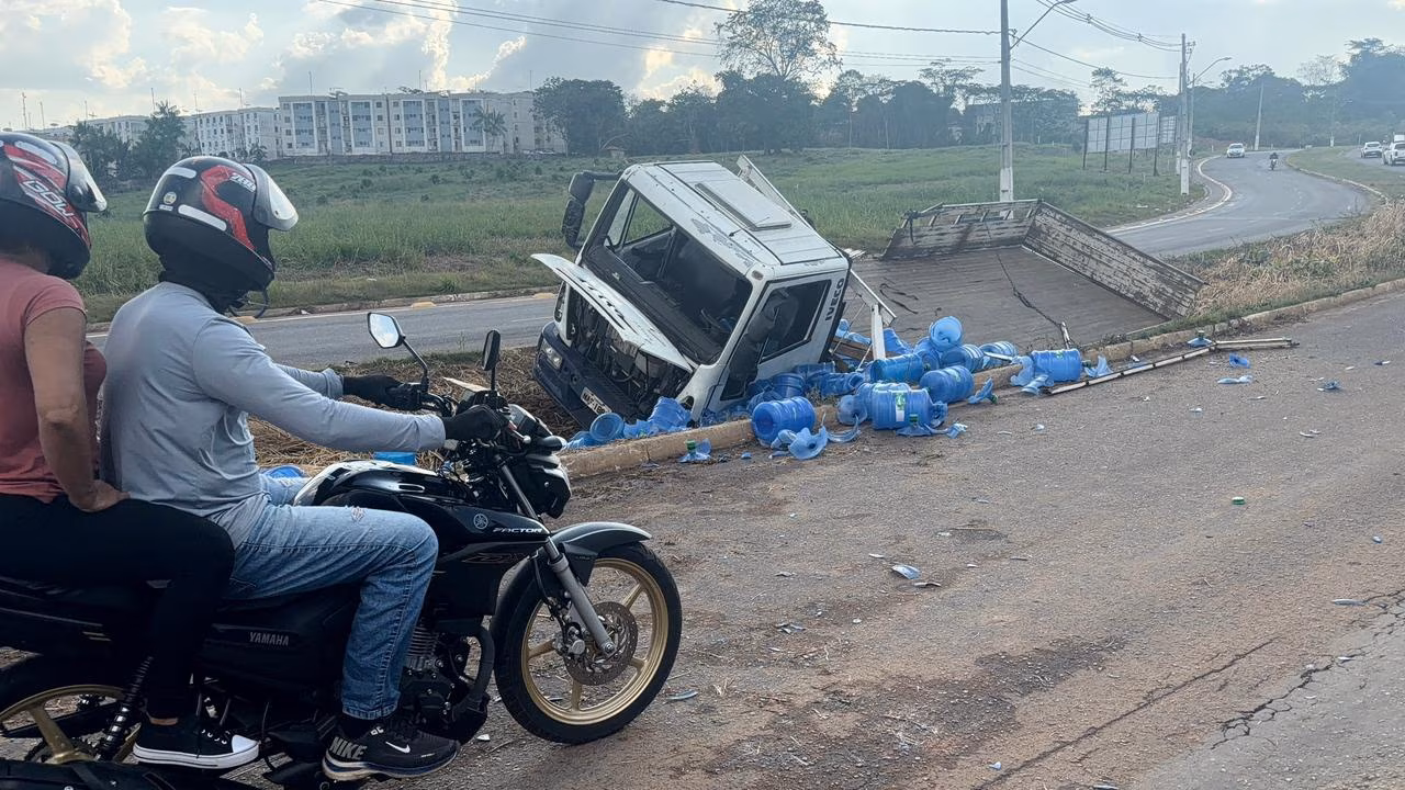 Caminhão de entrega de água mineral tomba e deixa motorista ferido em Rio Branco