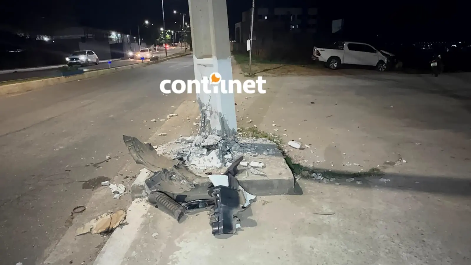Motorista quebra poste e abandona caminhonete após acidente