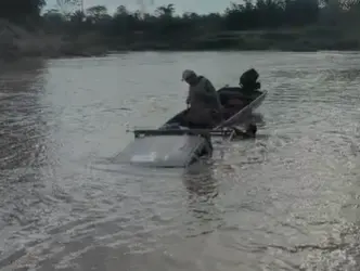 Caminhonete que transportava voadeira perde os freios e cai no Rio Acre