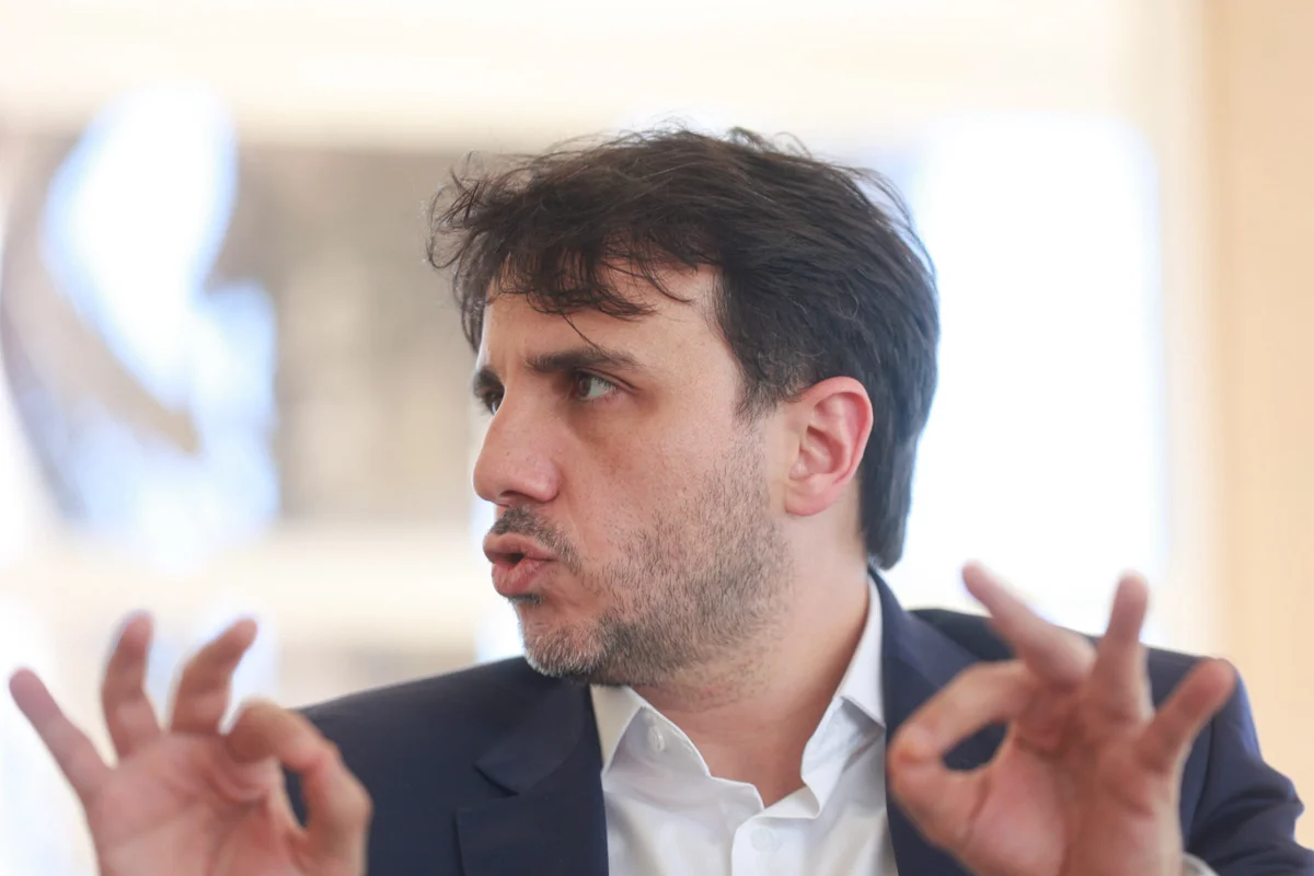 Renan Santos rebatendo nota de Janja com novos ataques: “Rainha louca e deslumbrada”