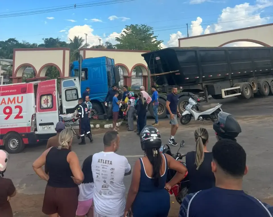 No Acre, carreta atropela motociclista durante conversão e mobiliza resgate