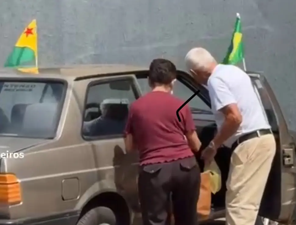 Cena de cavalheirismo e cuidado entre casal de idosos no Acre viraliza