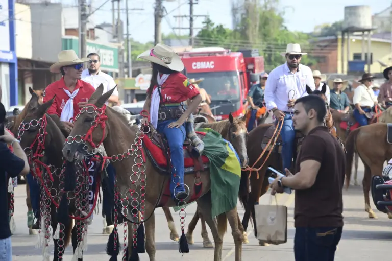 a cavalgada movimentou a capital e deu início à programação da Expoacre 2026