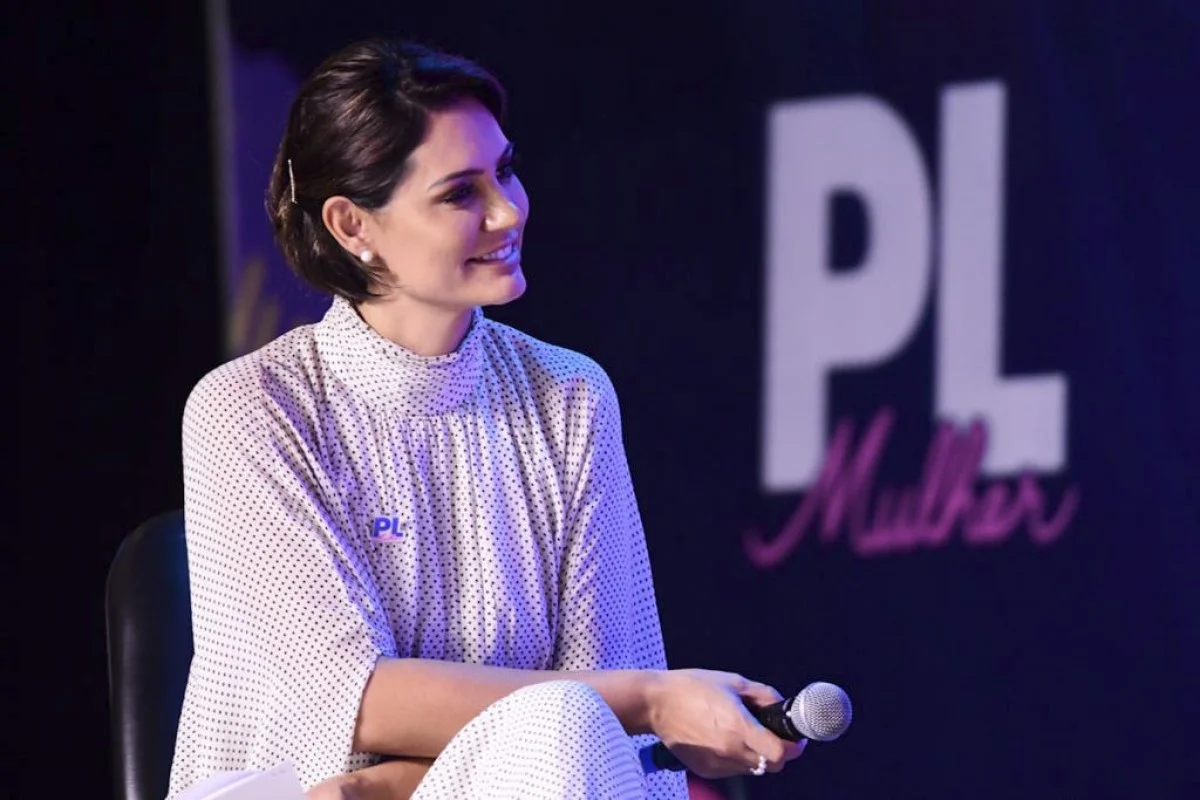 Michelle Bolsonaro aceita disputar o Senado em chapa com Bia Kicis, anunciam aliadas