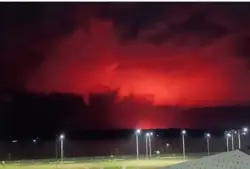 Céu fica vermelho durante temporal e assusta moradores de Porto Velho