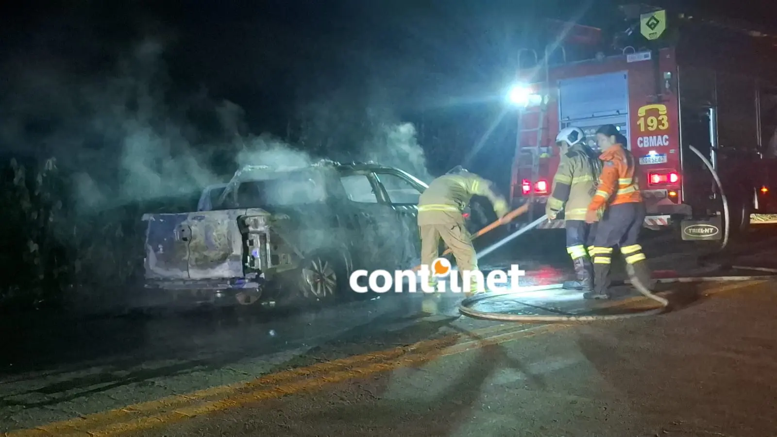 Colisão na BR-364 deixa quatro feridos; caminhonete capota e picape é destruída por incêndio
