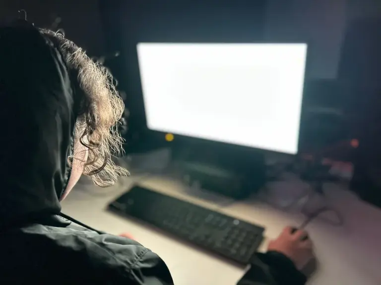Nova lei amplia punição por conteúdo infantil ilegal criado com IA