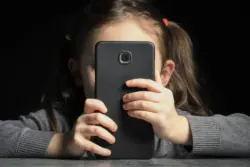 Redes sociais terão de revelar como protegem crianças na internet