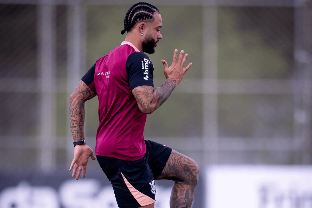Memphis Depay volta aos treinos no Corinthians após renovar