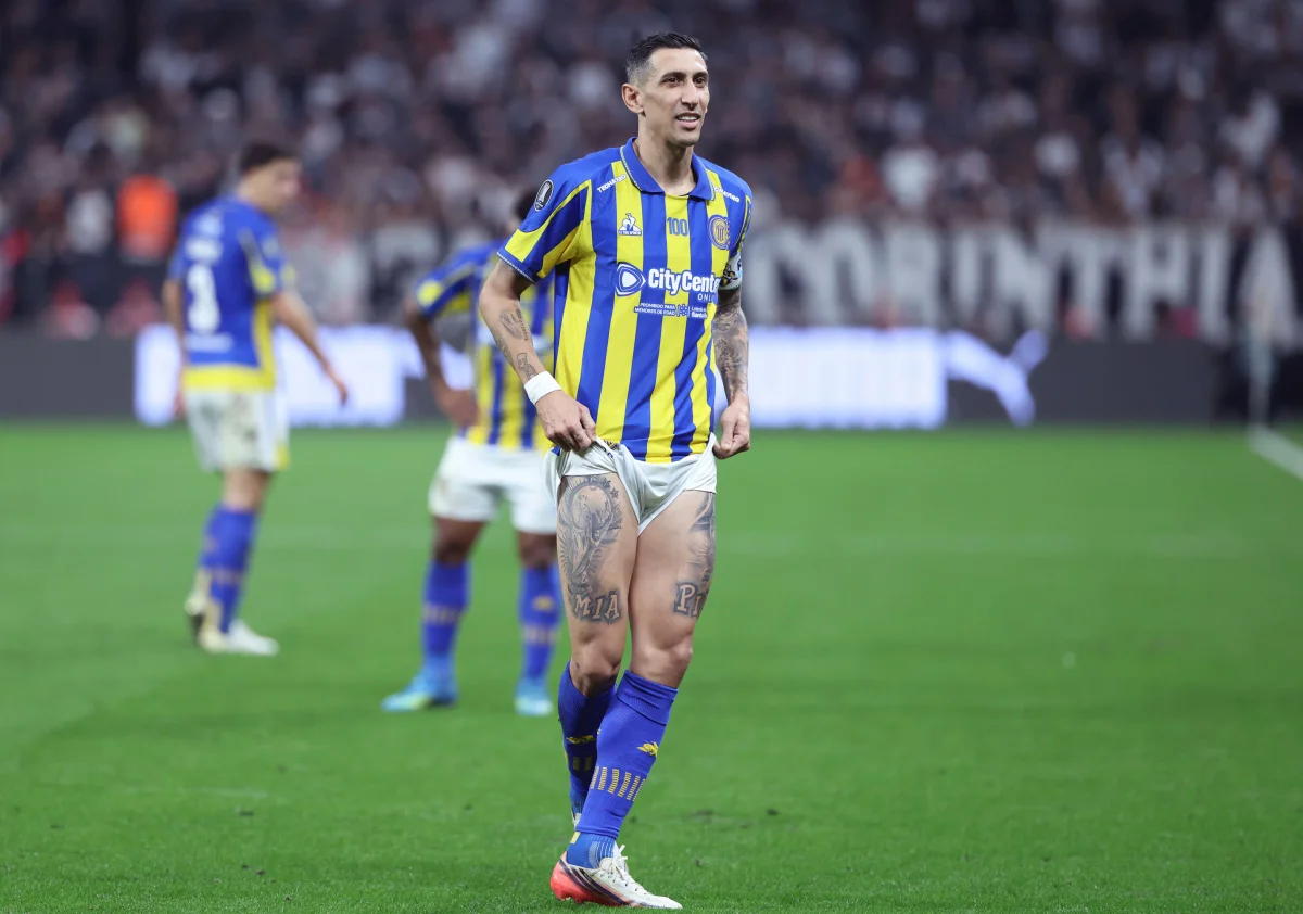 Di María mostra tatuagem da Taça do Mundo à torcida do Corinthians após eliminação