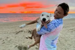 Despedida de surfista para cão de estimação no mar viraliza e gera debate