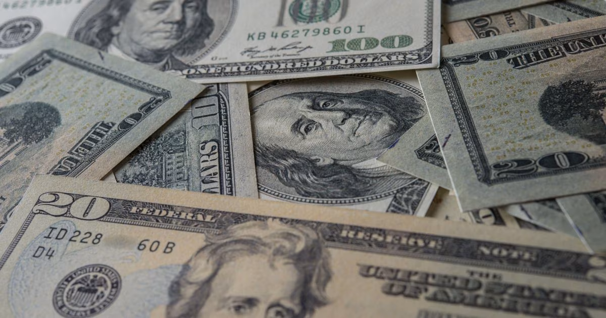 Dólar abre em alta com mercado de olho em novas tensões no Oriente Médio