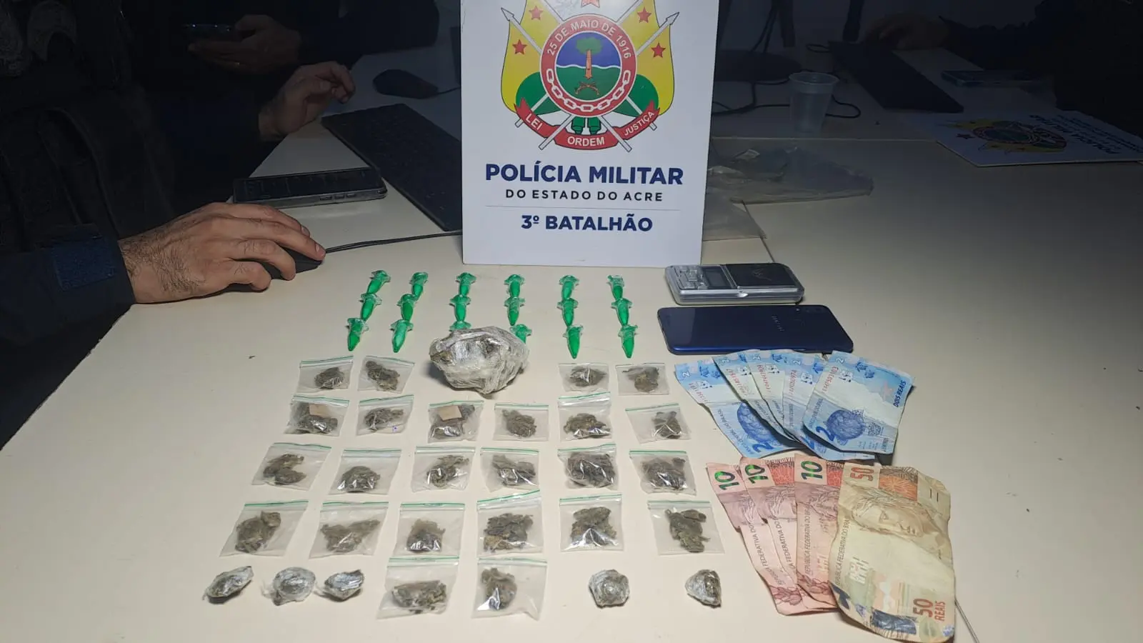 Jovem é detido após confessar venda de drogas durante abordagem policial