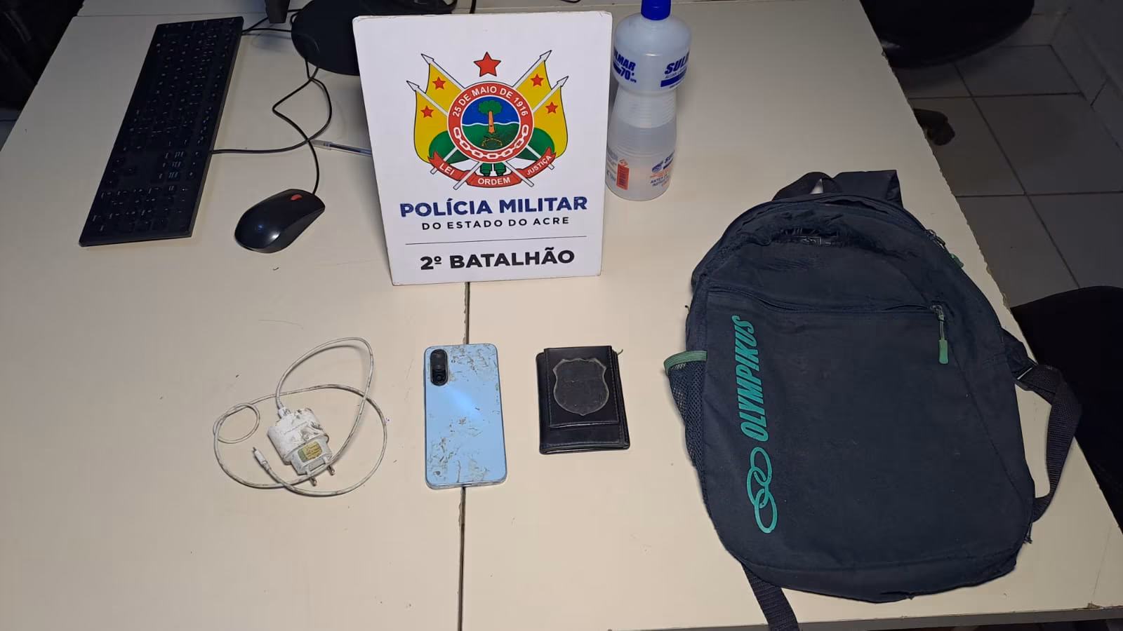 Os policiais retornaram à residência indicada e encontraram uma mochila com parte dos pertences subtraídos