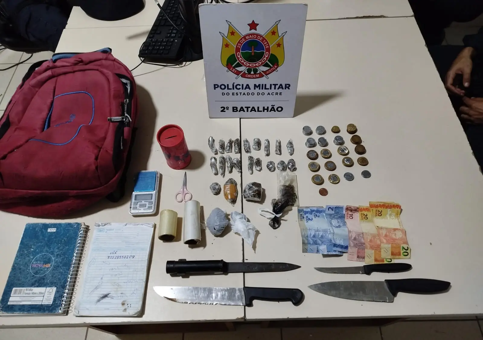 Homem é preso em imóvel abandonado enquanto fracionava drogas