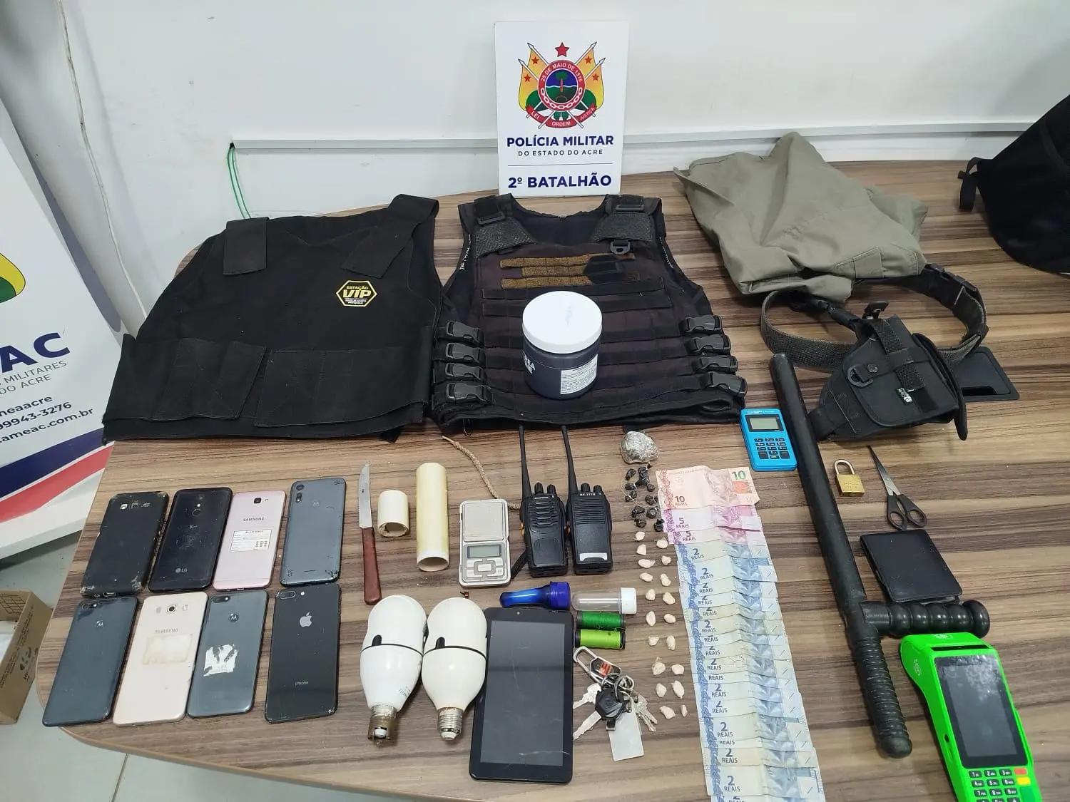 Suspeito foge durante abordagem e abandona drogas e equipamentos em imóvel de Rio Branco