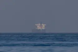 EUA atacam alvos do Irã no Estreito de Ormuz, e navio-tanque é atingido