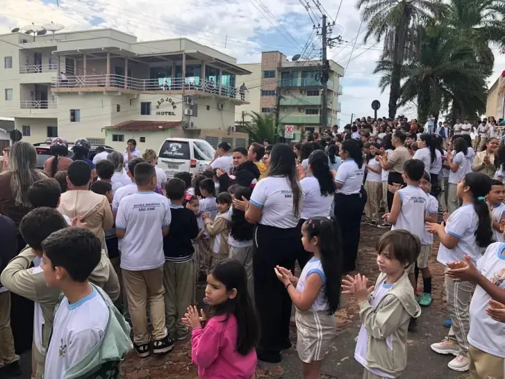 Durante a passagem do cortejo, os colegas e servidores da escola acompanharam em silêncio