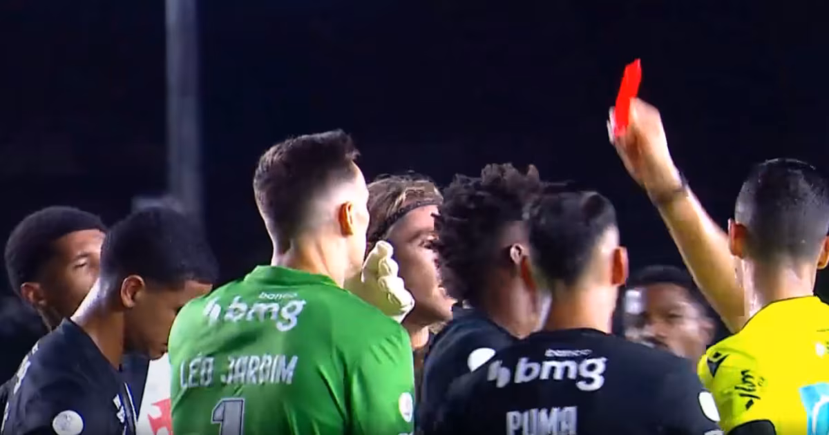 Vasco tem expulsão polêmica no primeiro tempo contra o Vitória; veja