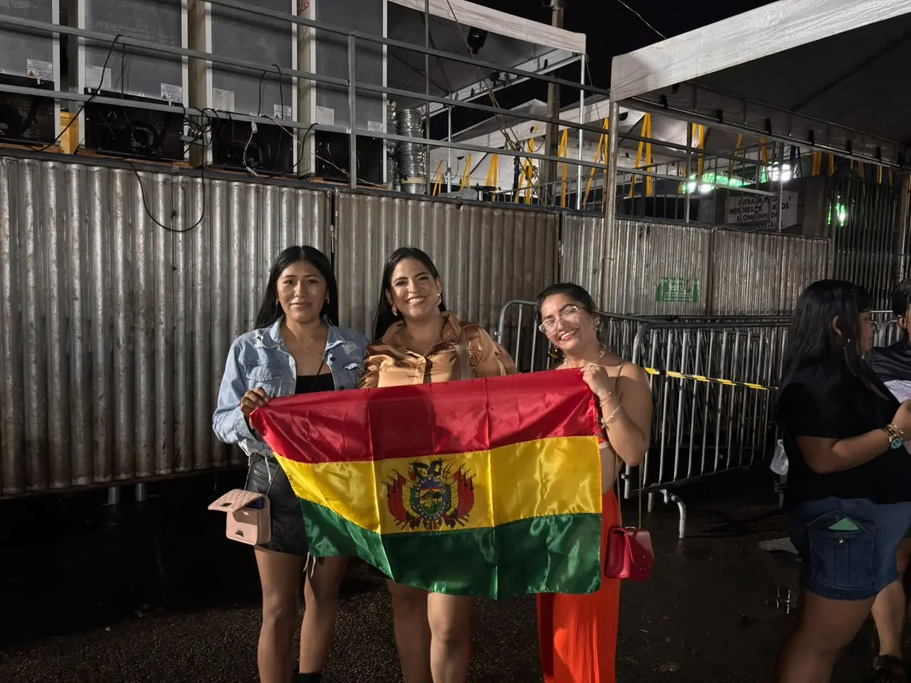 Fãs bolivianas são as primeiras a chegar na fila de Natanzinho na Expoacre
