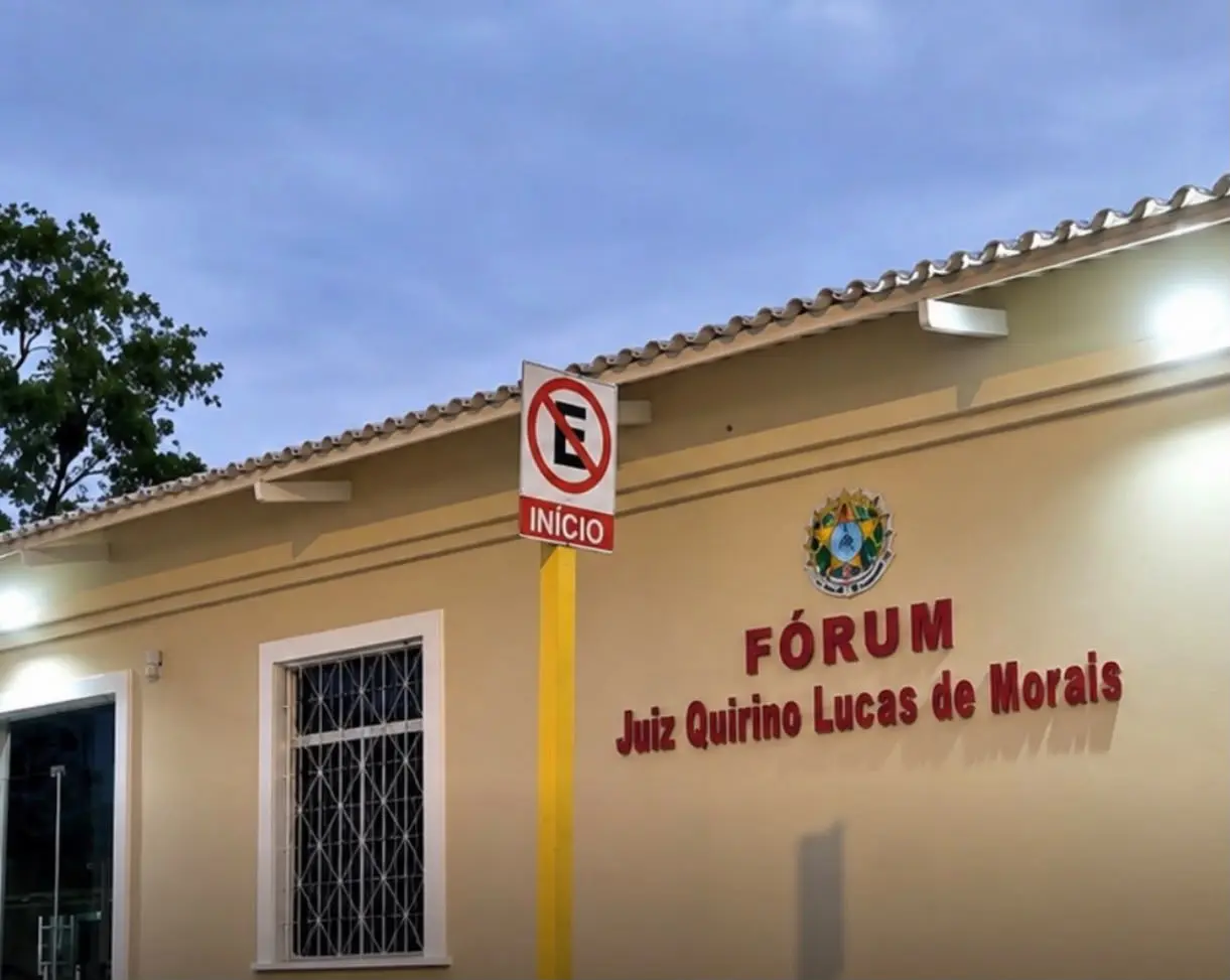 Segundo as investigações, o acusado efetuou um disparo de arma de fogo contra a companheira,