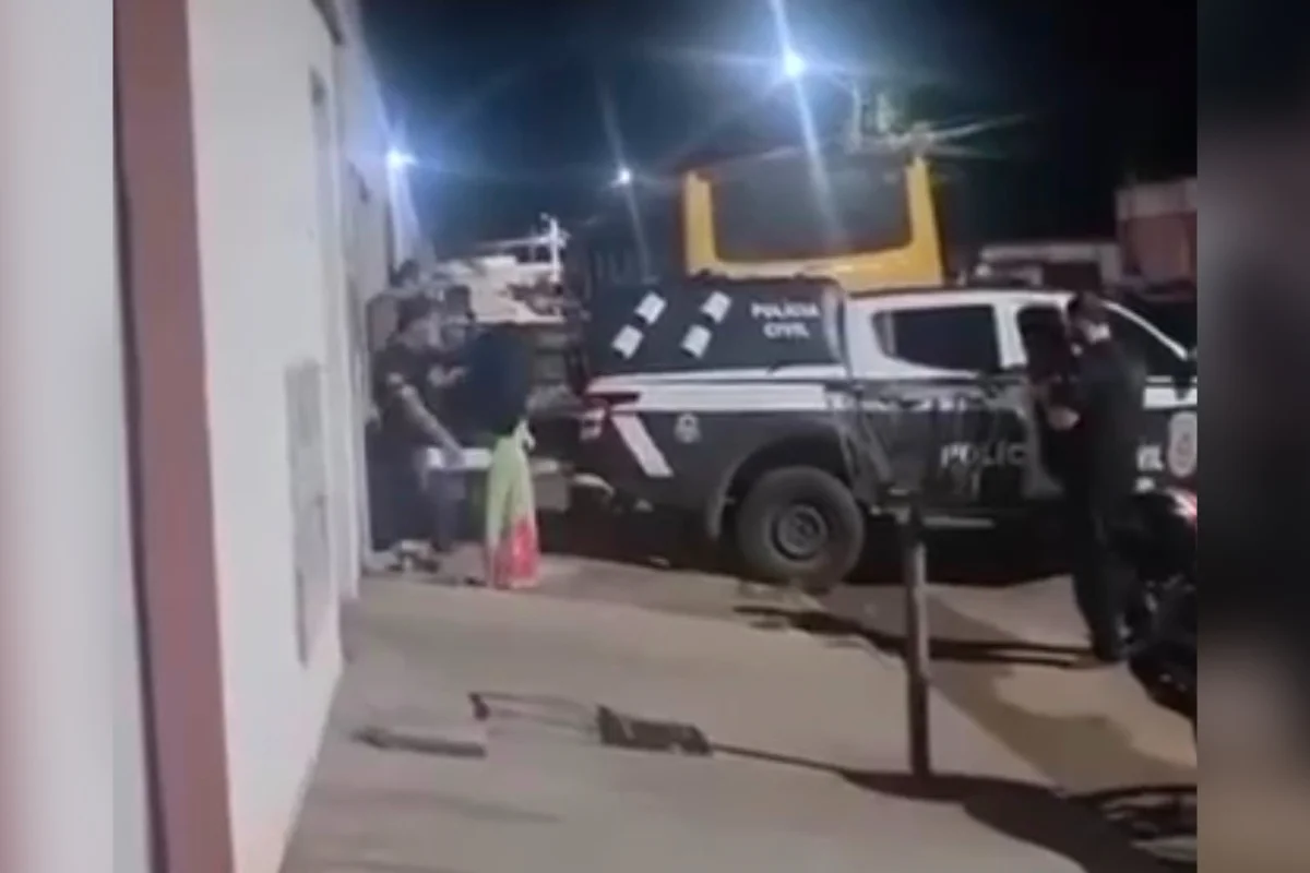 Vídeo registra prisão de pai e madrasta de menino de 3 anos encontrado morto