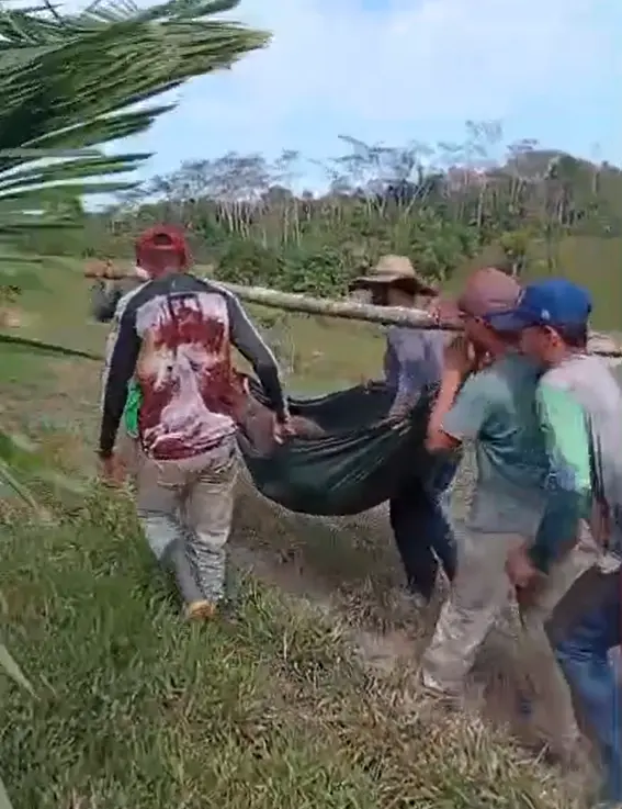 O homem precisou ser carregado em uma rede