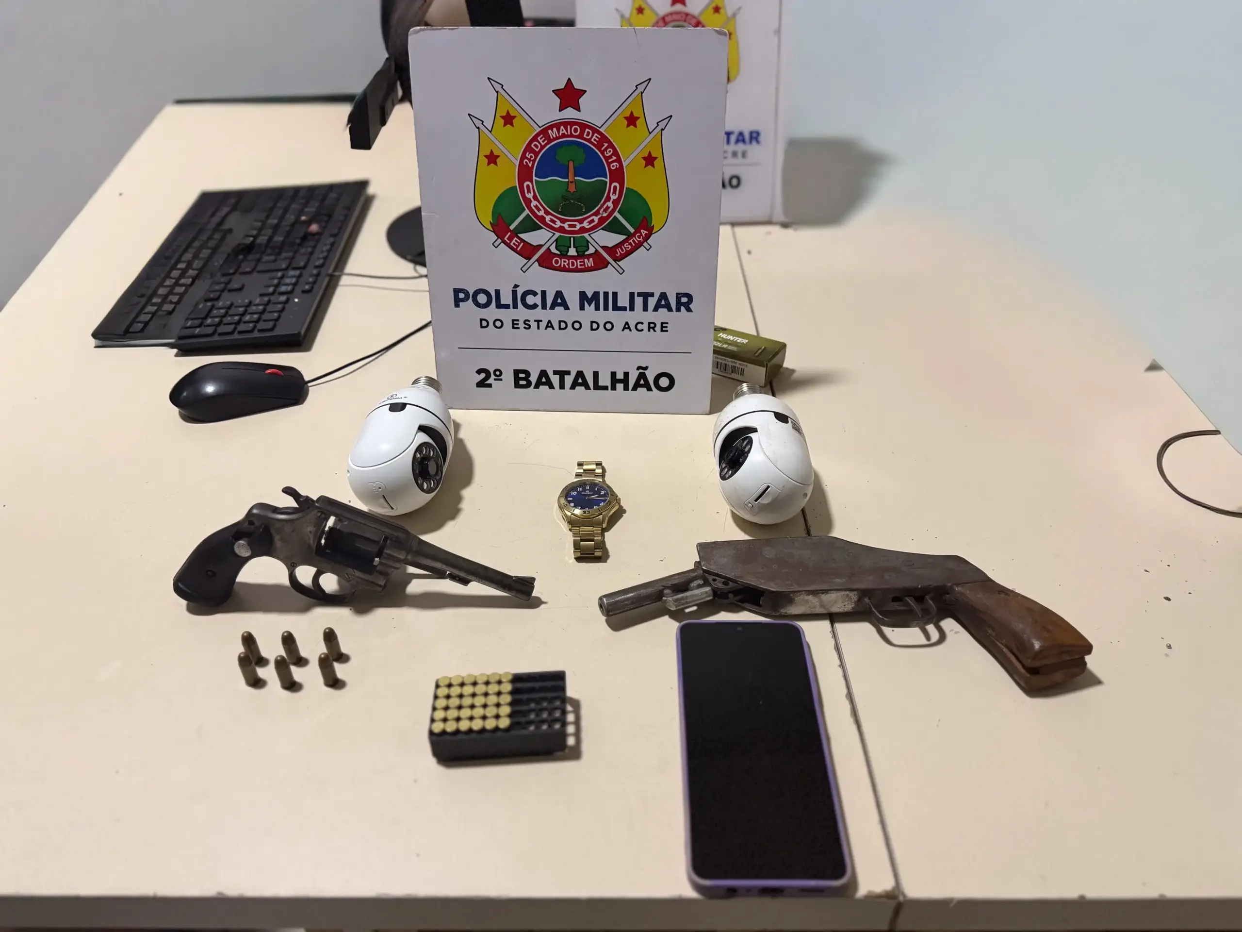 Homem é preso com duas armas e 36 munições dentro de distribuidora em Rio Branco