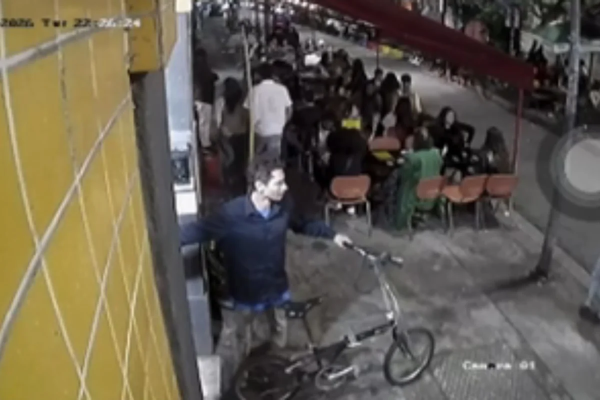 Imagens mostram ciclista saindo de casa antes de ser agredido até a morte no Rio