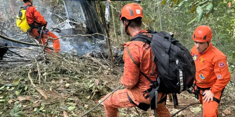 Quatro pessoas morrem em queda de helicóptero no Rio de Janeiro