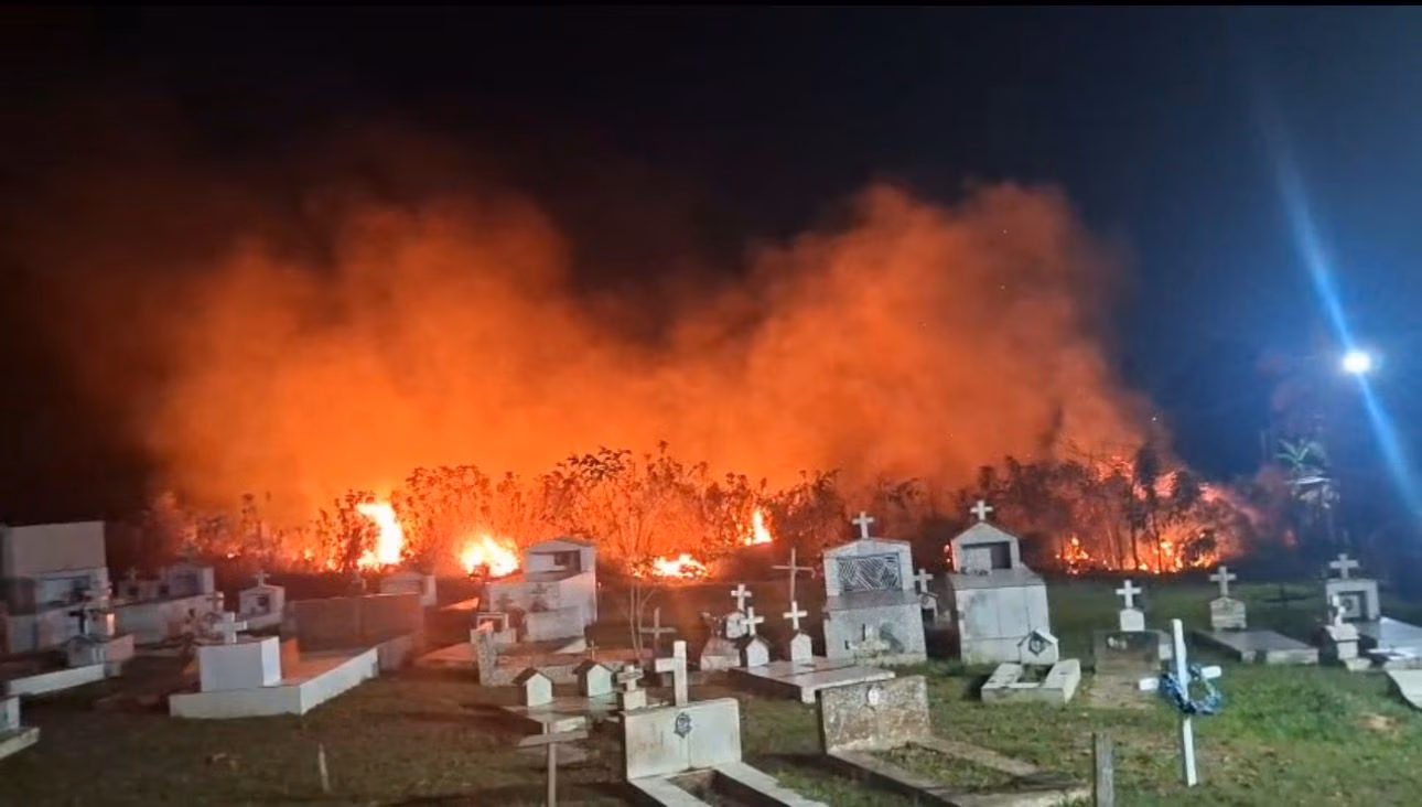 Incêndio é registrado próximo a cemitério em Sena Madureira; VÍDEO