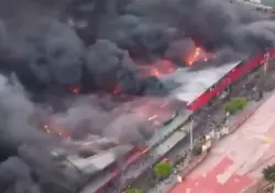 Incêndio atinge maior feira popular da Bolívia; bombeiros permanecem no local