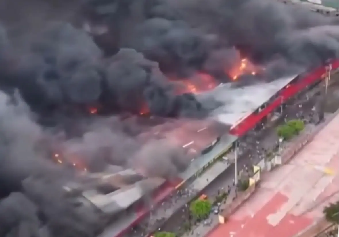 Incêndio atinge maior feira popular da Bolívia; bombeiros permanecem no local