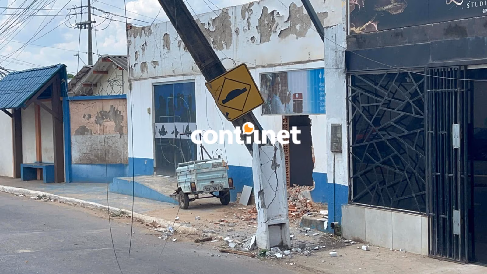 Caminhão atinge poste e deixa trecho da Estrada da Floresta interditado