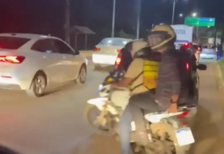 Preso no trânsito, Jorge Viana anda de mototáxi até a Expoacre
