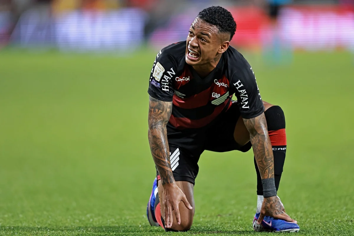 Jogador do Athletico-PR, Léo Derik é condenado a 13 anos de prisão por estupro