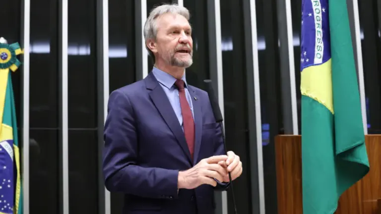 Deputado do PT desmaia durante reunião de líderes da Câmara e é levado ao hospital