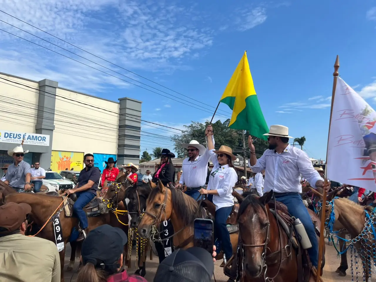De mãos dadas, Mailza e Gladson abrem a Cavalgada da Expoacre