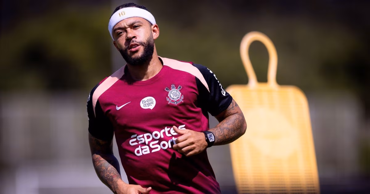 Memphis se reapresenta no CT do Corinthians após renovação de contrato