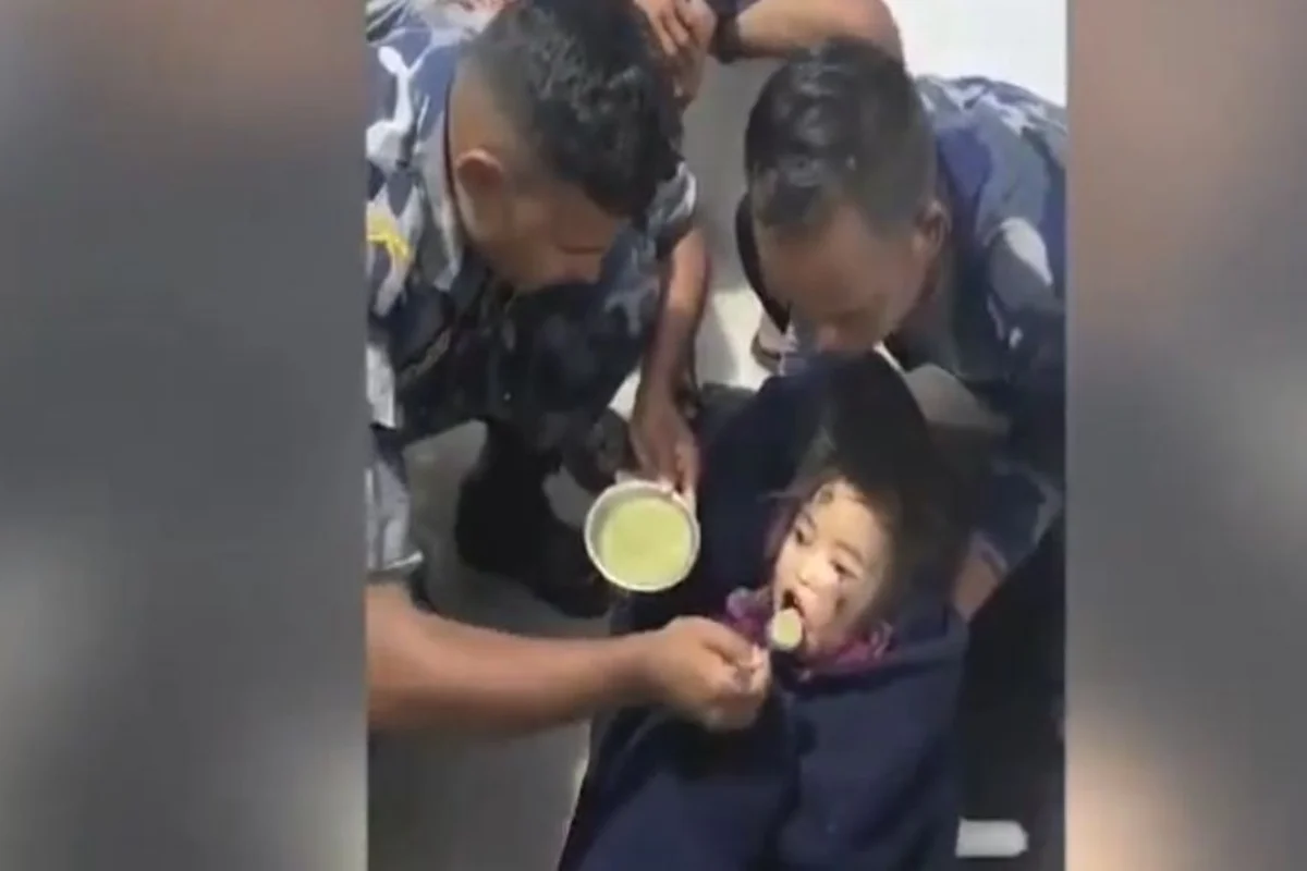 Menina de 6 anos é encontrada viva após 60 horas sob lama e escombros no Nepal
