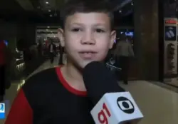 Menino surpreende equipe de TV com mensagem para o pai que morreu