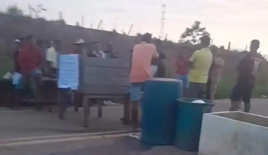 Moradores interditam BR-364 por melhorias em ramal no interior do Acre