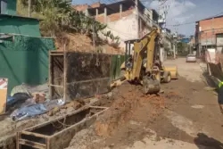 Trabalhador morre prensado por retroescavadeira em obra