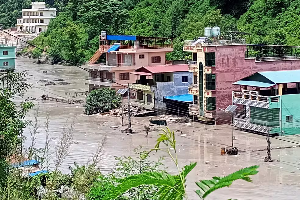 Imagens mostram enxurrada de lama violenta destruindo vila no Nepal