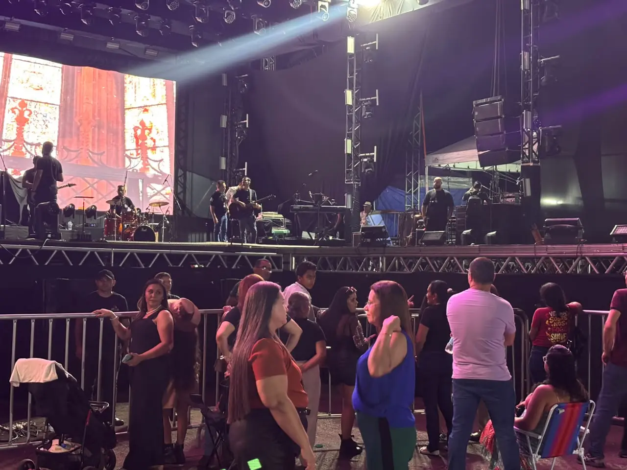 Fãs do Padre Fábio de Melo começam a chegar nos portões do show