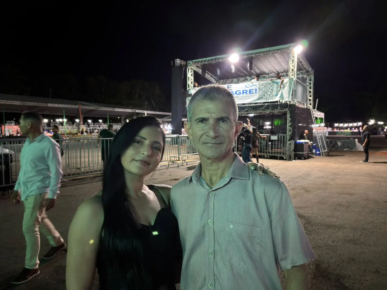 Pai e filha vão juntos ao show de Leonardo