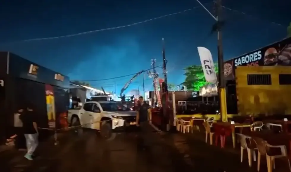Transformador de energia estoura na Expoacre e deixa rua dos bares no escuro
